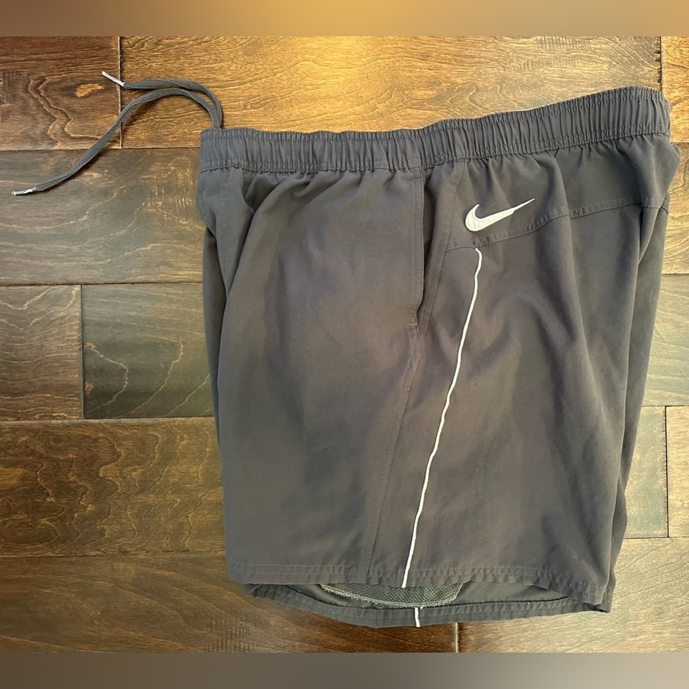 Vintage Men’s Nike Grey/White Lined 6” Cargo Pocket Swim Trunks Shorts- 2XL